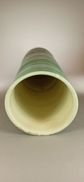 null GREEN CARPET (Workshop of) 



Large green scroll vase with geometric decoration....