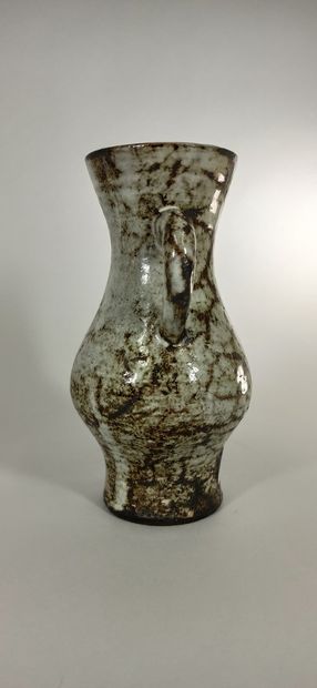 null DERVAL Jean (1925 - 2010)

Vase à deux anses.

Terre de Vallauris, signature...