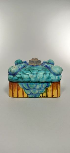 null D'ARGYL - VAL & Cie

Glazed earthenware box, the lid decorated with four snails...