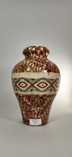 null GERBINO Jean, 1876 -1966

Vase.

Earth mosaic, stamped underneath.

Top. 26.5...