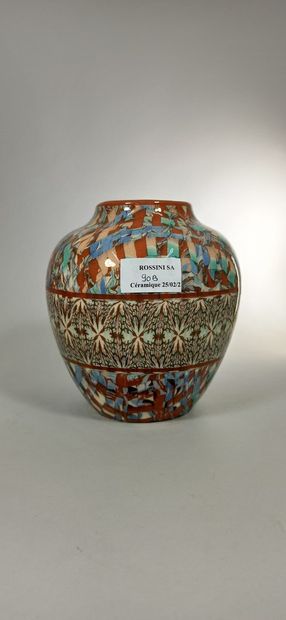 null GERBINO Jean (1876-1966),

Vase à décor d'une frise vert d'eau

Mosaïque de...