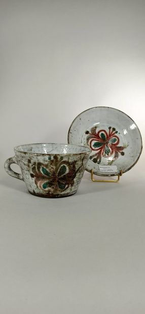 null DERVAL Jean (1925 - 2010)

Cup and saucer with flower decoration.

Terre de...