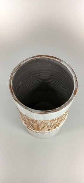 null ARGONONAUTES (Les) 

Vase cylindre, terre blanche moulée

Signature au tampon....