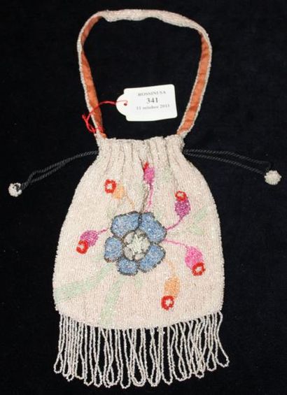 null Sac en forme de bourse perlée à franges, à motif de fleurs. Vers 1925.