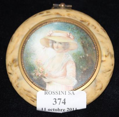 null Portrait de jeune femme vêtue de rose, coiffée d'un grand chapeau rose, un bouquet...