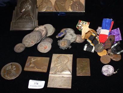 null Lot de médailles en argent (460g) comprenant: une décoration en argent (14 g),...