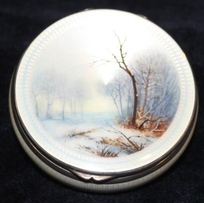 null Tabatière ronde en argent intérieur doré, à décor émaillé d'un paysage d'hiver...