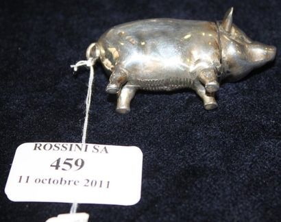 null Porte-allumettes en argent en forme de cochon, avec grattoir. Londres, 1913....