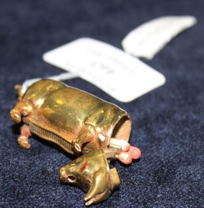 null Porte-allumettes en cuivre en forme de cochon, avec grattoir. Vers 1900.