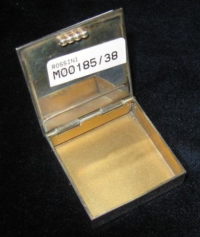 null Boîte à pilules carrée en métal, le couvercle orné d'un damier. Vers 1940.