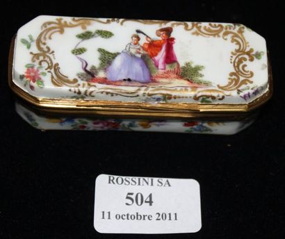 null Boîte à dents en porcelaine dans le style de Sèvres, couple galant sur le couvercle...