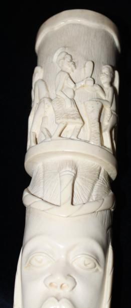 null Sculpture en ivoire représentant un visage de sénégalaise à la coiffure élaborée...