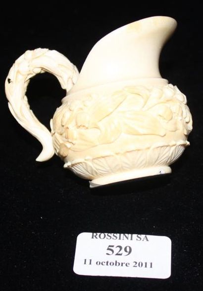 null Pot à crème en ivoire tourné et sculpté à décor de muguet. Vers 1850.