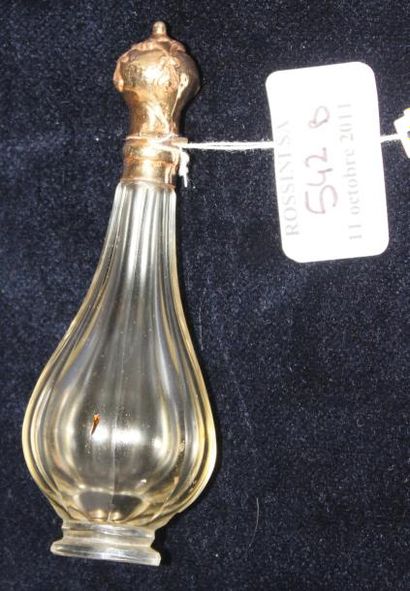null Flacon à parfum piriforme en cristal, bouchon or. (Accident) Début XIXe siècle....