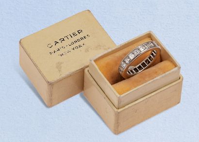  CARTIER Paris 
American wedding ring in platinum entirely set with square diamonds...