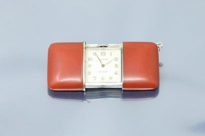 null MOVADO

Ermeto

Bag watch in metal and red lacquer. Sliding case. Silvered dial...