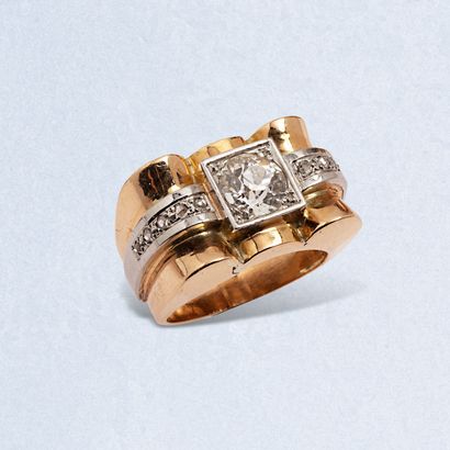  Bague chevalière rétro en or jaune 18K (750) et platine, centrée d'un diamant de...