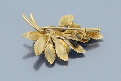  18K (750) yellow gold foliage brooch set with old cut diamonds and a button pearl...