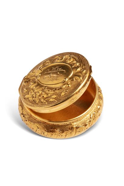 null SUSSE FRERES PARIS

An 18K (750) yellow gold pillbox with a rocaille design...