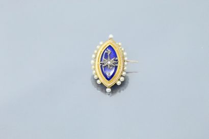 A smooth and filigree 18K (750) gold 