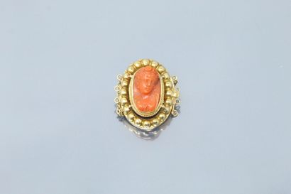 null Fermoir de bracelet en or jaune 18K (750) serti d'un camée en corail (coralliumrubrum)...