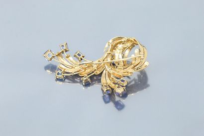 null 18K (750) yellow gold "sheaf" brooch set with brilliant-cut diamonds and cushion...