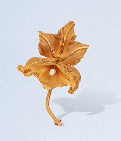  Broche « Orchidée » en or jaune et rose 18K (750) martelé, amati, guilloché et texturé,...
