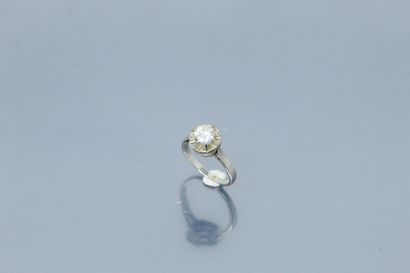  Bague solitaire en or gris 18K (750) serti d'un diamant demi taille. 
Poids du diamant...