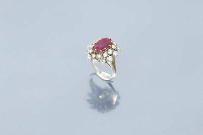 null 18K (750) yellow and white gold "daisy" ring centered on an opaque oval ruby...