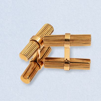 null Pair of 18K (750) gold cufflinks with interchangeable striated bars.

Hallmark...