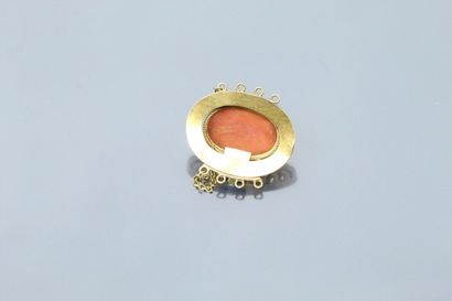  Bracelet clasp in 18K (750) yellow gold set with a carved coral (coralliumrubrum)...