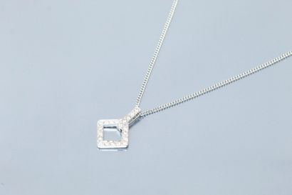 null Pendentif à dessin géométrique en or gris 18K (750) serti de diamants de taille...