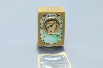  HEINKELE 
18K (750) yellow gold clock with carved jadeite decoration (accidents)....