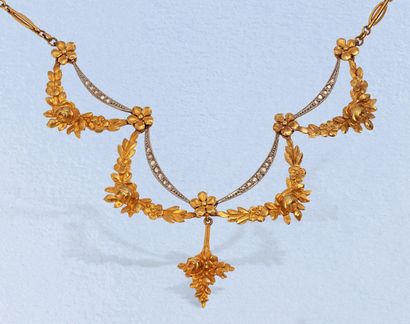  Drapery necklace composed of an 18K (750) yellow gold chain centered with a succession...