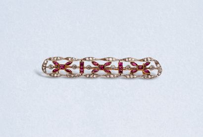 null Neoclassical 18K (750) yellow gold and platinum openwork brooch set with square...