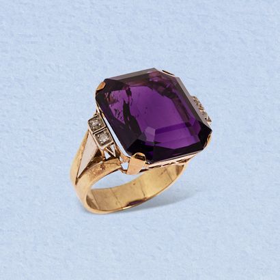 null 14K (585) yellow and white gold ring set with a cut amethyst and two rose-cut...