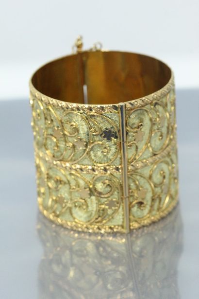 null 18K (750) yellow gold cuff bracelet with guilloché and filigree decoration,...