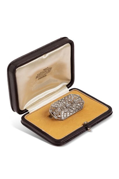  Broche plaque à huit pans en platine repercé, serti de diamants de taille brillant...