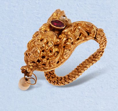  Vankian ring in 18K (750) yellow gold, featuring stylized deities and nagas in high...