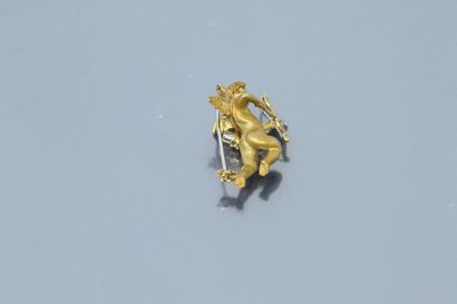 null 18K (750) yellow gold brooch, amatized and chased, representing Cupid.

Dimensions...