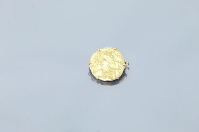  18K (750) yellow gold brooch set with an 18K (750) yellow gold medal depicting a...