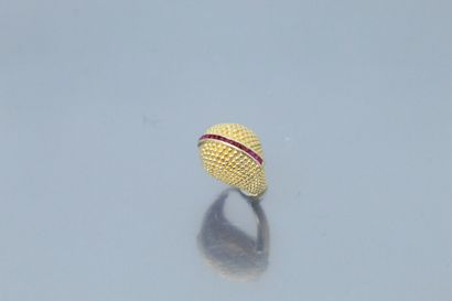  18K (750) yellow gold ring with a line of calibrated red stones. 
Marked with an...
