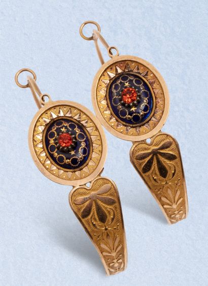 null A pair of 18k (750) yellow "poissardes" earrings with chased decoration, centered...