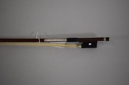 null 
Archet de violon de l'école de MORIZOT fait vers 1950.
Baguette ronde en bois...