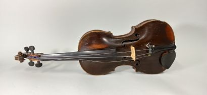 null Violon portant la marque au fer de VUILLAUME et une étiquette apocryphe "Fbent?...