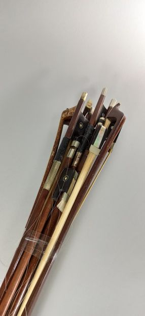 null Lot of violin and cello bows, some in Pernambuco