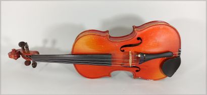 null Mirecourt 3/4 violin, circa 1930-1940.

Label Mansuy

340 mm

Good condition.

With...