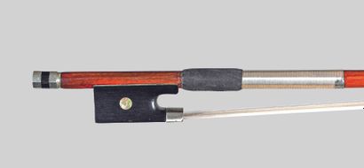 null French violin bow, 1920/1930.

Round stick in orange Pernambuco wood, 72,1cm...
