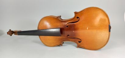 null 3/4 violin by MIRECOURT, circa 1930-1940.

338 mm

Good condition.

With case...