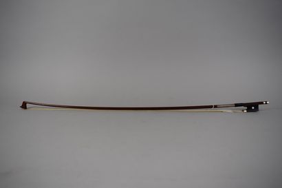 null 
Violin bow of the MORIZOT school made around 1950.
Round stick in pernambuco...